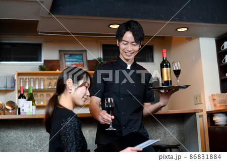 飲食店(レストラン)で働くアジア人の男性 飲食店(レストラン)で働くアジア人の男性 86831884
