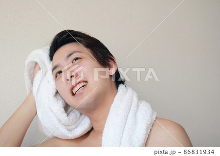風呂上がりにバスタオルで髪の毛を乾かす男性 86831934