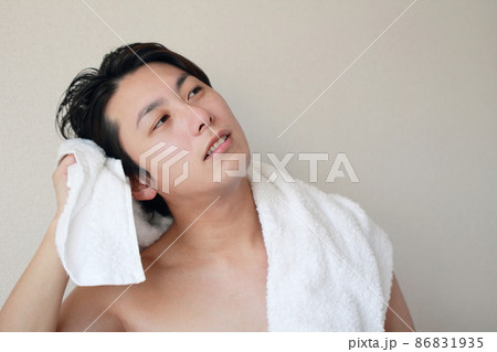 風呂上がりにバスタオルで髪の毛を乾かす男性 86831935