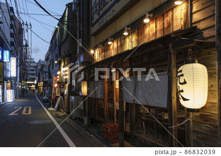 飲食店が並ぶ路地　慶応仲通り商店街　東京都港区 86832039