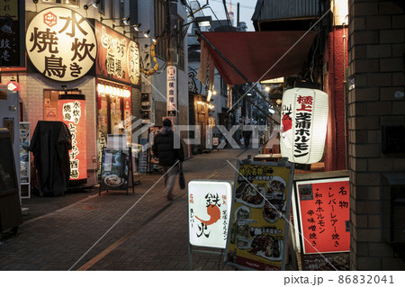 飲食店街を行き交う人　慶応仲通り商店街　東京都港区 86832041
