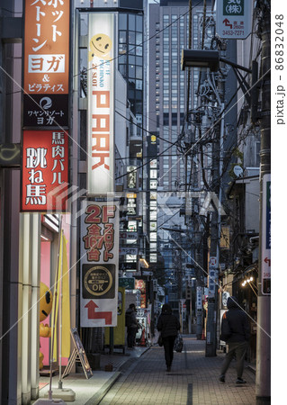 路地裏の繁華街 慶応仲通り商店街 東京都港区 路地裏の繁華街 慶応仲通り商店街 東京都港区 86832048