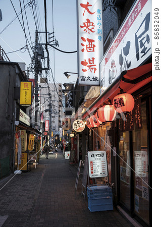 赤提灯が並ぶ路地 慶応仲通り商店街 東京都港区 赤提灯が並ぶ路地 慶応仲通り商店街 東京都港区 86832049