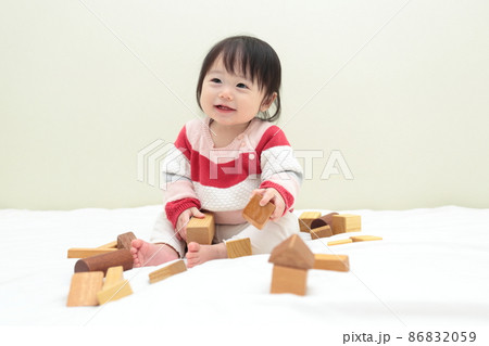 積み木で遊ぶ0歳の赤ちゃんの女の子 積み木で遊ぶ0歳の赤ちゃんの女の子 86832059