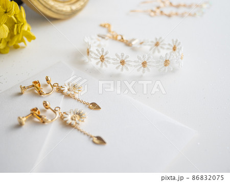 お花のイヤリングとブレスレット　【アクセサリーのプレゼントイメージ】 86832075
