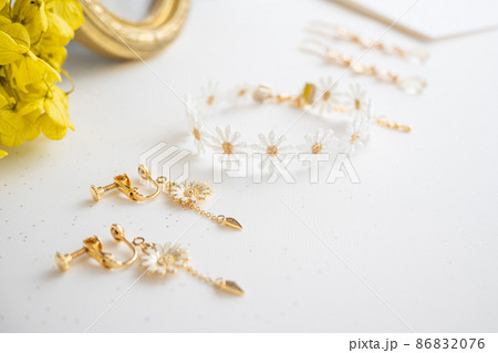 マーガレットのイヤリングとブレスレット　お呼ばれアクセサリー 86832076