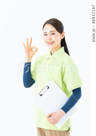 白バックの介護福祉士の若い女性 86832187