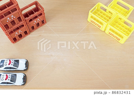 清酒とビールの箱と左側に停車している2台のパトカー 86832431