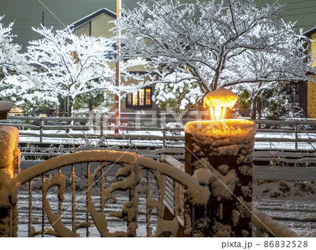 雪に覆われた門灯	 86832528