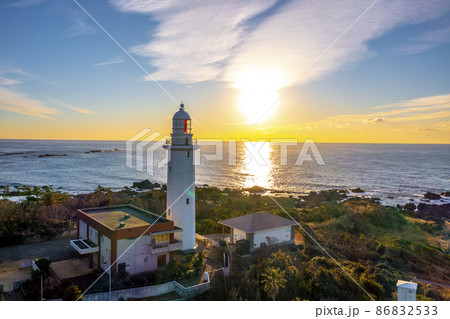 冬の野島埼灯台の日の出（千葉県南房総市）	 86832533