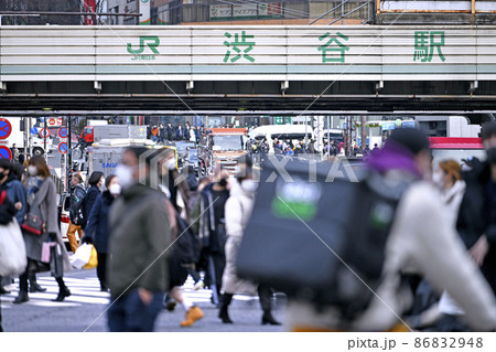 日本の東京都市景観 重症最多全国1393人…11日連続千人超、死者8日連続百人超…＝14日、渋谷 86832948
