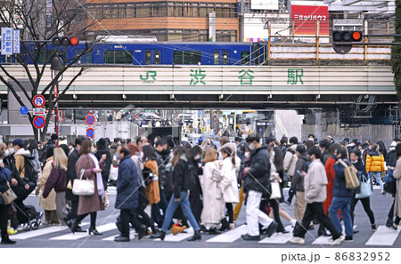 日本の東京都市景観 重症最多全国1393人…11日連続千人超、死者8日連続百人超…＝14日、渋谷 86832952