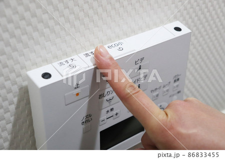 トイレを流す トイレを流す 86833455