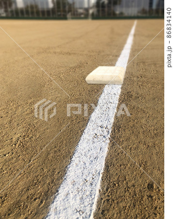 一塁線・試合前の野球グランド 86834140