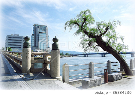 【絵画風】松江大橋と大橋川沿いの街並み … 島根県 松江市（晴れ） 86834230