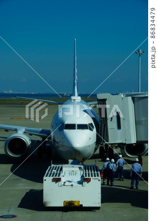 空港の飛行機　地上の作業者　飛行場の風景 86834479