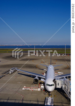空港の飛行機 地上の作業者 飛行場の風景 空港の飛行機 地上の作業者 飛行場の風景 86834482