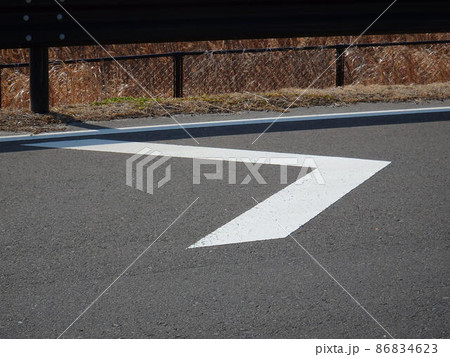 仙台市の市道にあるカーブを注意喚起する道路標識 86834623