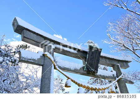 冠雪した鳥居と青空の景色 冠雪した鳥居と青空の景色 86835105