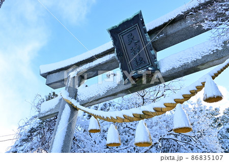 冠雪した鳥居と青空の景色 冠雪した鳥居と青空の景色 86835107