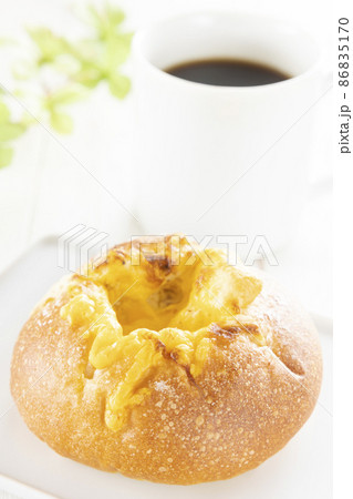 おいしいチーズフランスパンとホットコーヒーのモーニング おいしいチーズフランスパンとホットコーヒーのモーニング 86835170