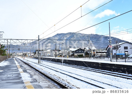 安土駅のプラットホームの雪景色 安土駅のプラットホームの雪景色 86835616