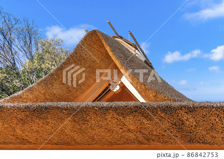 伝統建築で使われる茅葺の屋根のクローズアップと青空。 伝統建築で使われる茅葺の屋根のクローズアップと青空。 86842753