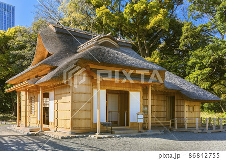 [東京・汐留] 浜離宮恩賜庭園で伝統建築で使われる茅葺の屋根の鷹の御茶屋。 86842755