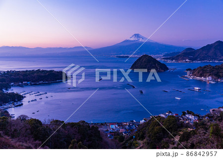 (静岡県)伊豆内浦湾の夕景と富士山 (静岡県)伊豆内浦湾の夕景と富士山 86842957