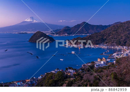 (静岡県)伊豆内浦湾の夕景と富士山 (静岡県)伊豆内浦湾の夕景と富士山 86842959