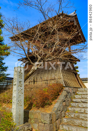 埼玉県　行田市　忍城の鐘と満開の桜 86842960