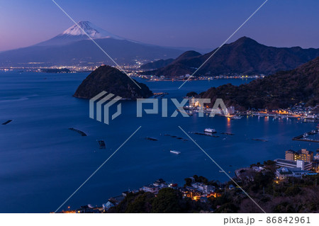 (静岡県)伊豆内浦湾の夕景と富士山 (静岡県)伊豆内浦湾の夕景と富士山 86842961