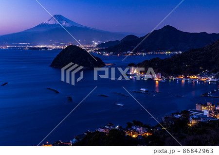 (静岡県)伊豆内浦湾の夕景と富士山 (静岡県)伊豆内浦湾の夕景と富士山 86842963