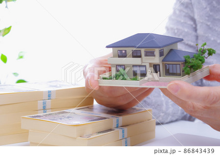 住宅とお金とシニア女性の手元 86843439