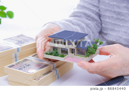 住宅とお金とシニア女性の手元 86843440