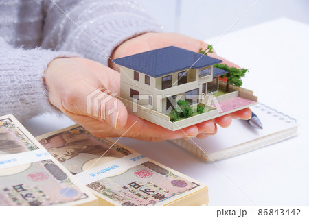 住宅とお金とシニア女性の手元 住宅とお金とシニア女性の手元 86843442