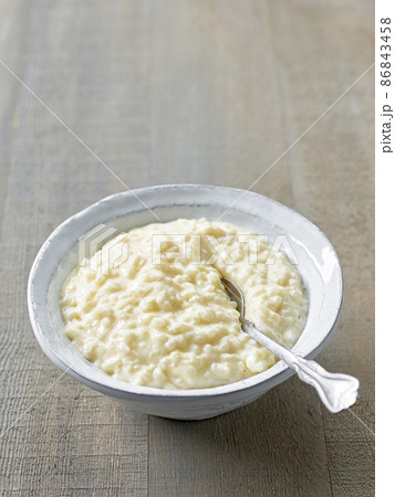 bowl of rice and milk pudding 86843458