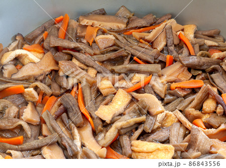 鍋で調理中の芋がらの煮物 86843556