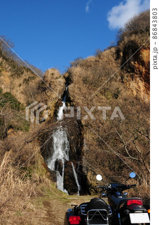 流れ落ちる滝を背景に佇むサイドカー 流れ落ちる滝を背景に佇むサイドカー 86843803