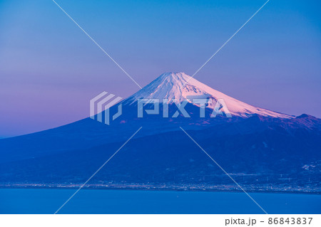 【静岡県】伊豆・達磨山高原から富士山を望む、夜明け 86843837