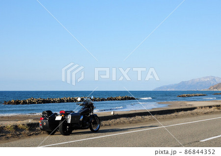 海岸に佇む黒いサイドカー 海岸に佇む黒いサイドカー 86844352