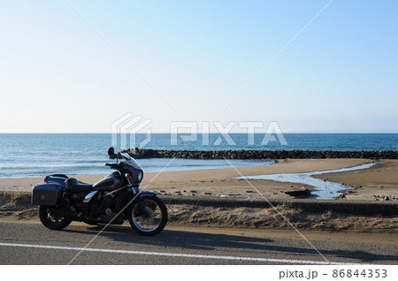 海岸に佇む黒いサイドカー 86844353
