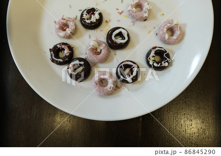 子供が作った小さなチョコレートドーナツを飾る 86845290