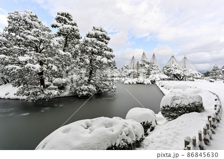雪景色の兼六園 86845630