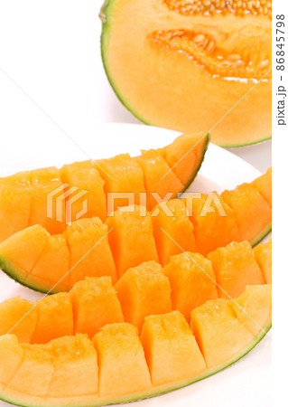 メロン　デザート　カット　レノンという品種　皮が薄く食べるところが多い　明るい背景 86845798