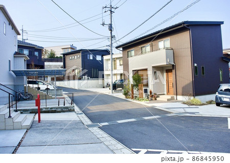 新築の住宅団地入り口の風景 86845950