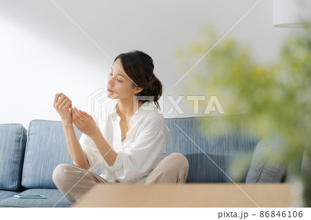 ソファに座る女性 30代 ソファに座る女性 30代 86846106