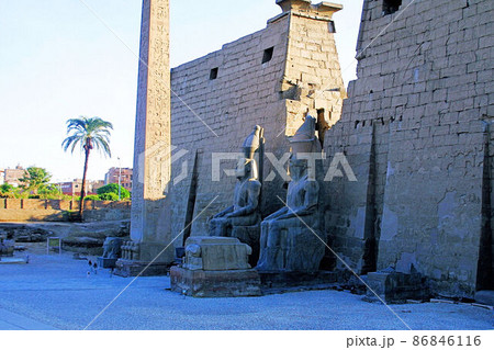 ルクソール神殿　右側のオリベスクをナポレオンがパリのコンコルド広場へ運んだ 86846116