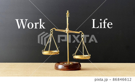 WorkとLifeの文字入り金の天秤_黒背景 WorkとLifeの文字入り金の天秤_黒背景 86846612
