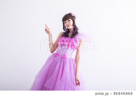 ハンドサインを出すドレスを着た女性 dress ハンドサインを出すドレスを着た女性 dress 86846868